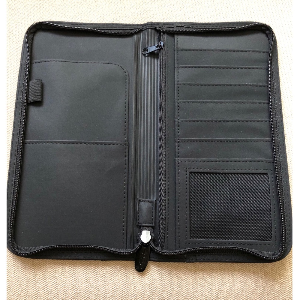 NWT Zippered Travel Organizer Wallet